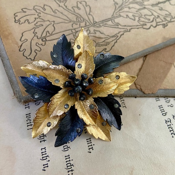 Vintage Joan Rivers black & gold tone Desert Cactus rhinestone accented brooch - Picture 3 of 10